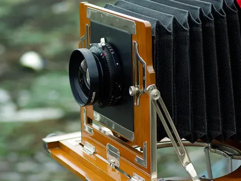 Une chambre photographique en bois montée sur trépied