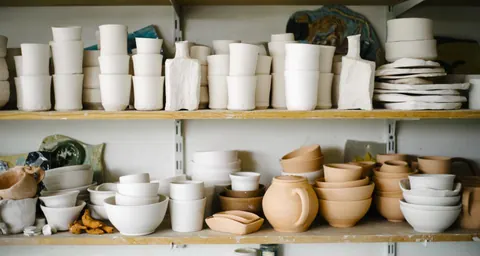 Étagères de bols et de poteries dans un atelier de céramiste