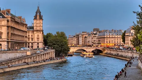 Les quais de la Seine au pied de l'île de la Cité, un soir d'été