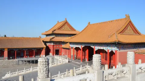 Cour pavée, balustrades de marbre et pavillons aux toits jaunes d'un palais de Pékin