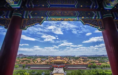 La Cité interdite vue depuis un pavillon de la colline de Jingshan, entre deux colonnes peintes