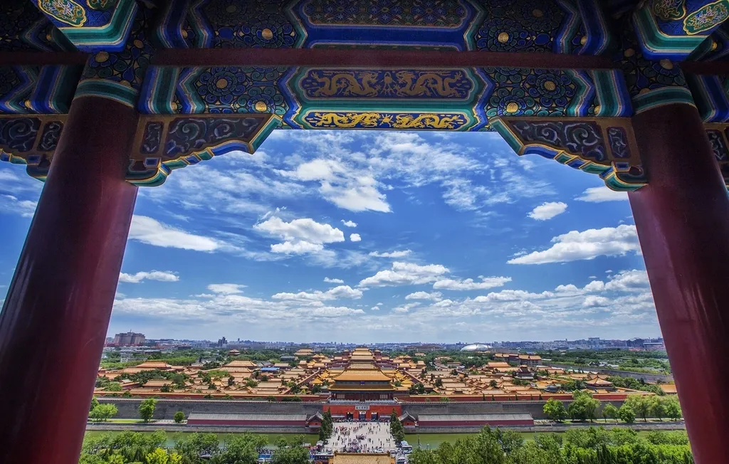 La Cité interdite vue depuis un pavillon de la colline de Jingshan, entre deux colonnes peintes