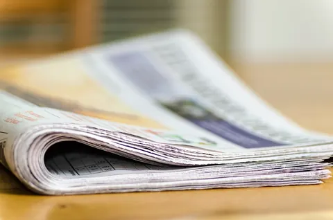 Un journal plié posé sur une table