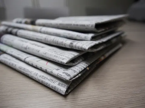 Pile de journaux pliés sur une table en bois