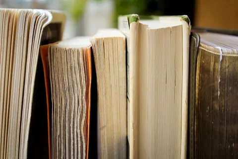 Tranches de vieux livres sur une étagère