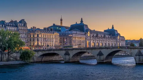 Le musée d'Orsay et un pont sur la Seine au crépuscule, à Paris