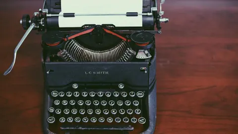 Machine à écrire ancienne, une feuille engagée