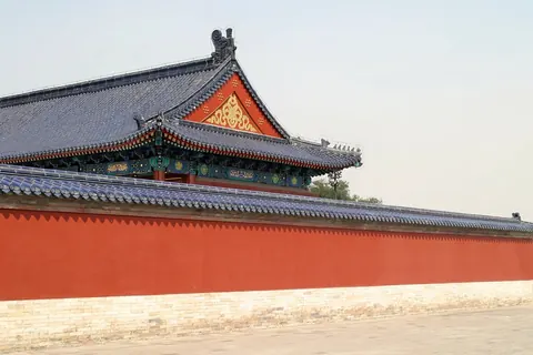 Long mur rouge et toit de tuiles bleues d'un ancien palais de Pékin