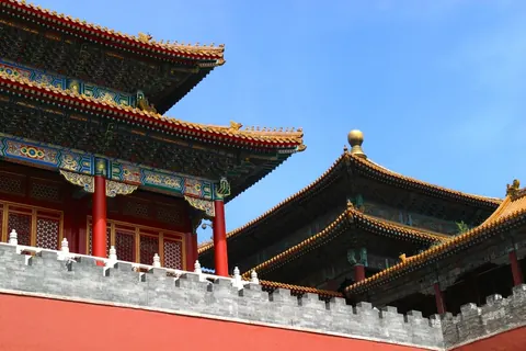 Pavillons à double toit au-dessus d'un mur d'enceinte rouge, à Pékin