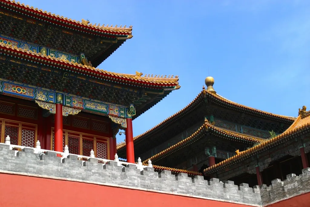 Pavillons à double toit au-dessus d'un mur d'enceinte rouge, à Pékin