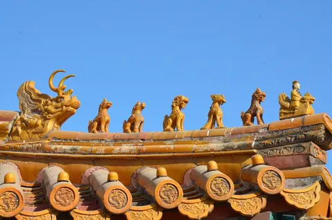 Figurines de céramique vernissée sur l'arête d'un toit de la Cité interdite