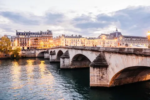 Un pont de pierre sur la Seine à la tombée du jour, à Paris