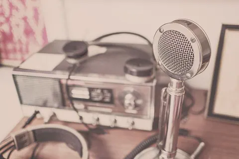 Microphone ancien, casque et poste de radio sur un bureau