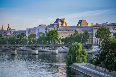 La Seine, la passerelle des Arts et le Louvre au lever du jour, à Paris