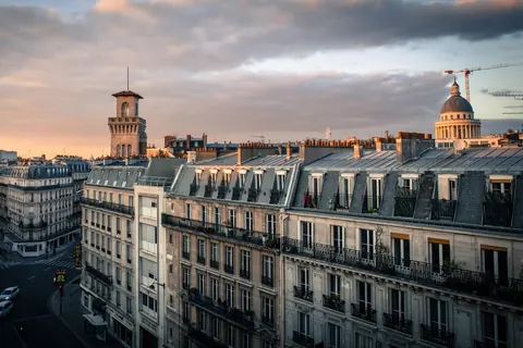 Immeubles parisiens et dôme du Panthéon dans la lumière du soir
