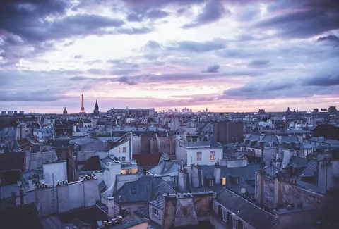 Les toits de Paris au crépuscule, la tour Eiffel à l'horizon